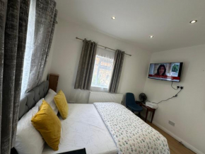 Luxury Ensuite 2nd Studio Flat With Great Views in Keedonwood Road With Fully Own Bathroom Newly Added And Private Kitchenette